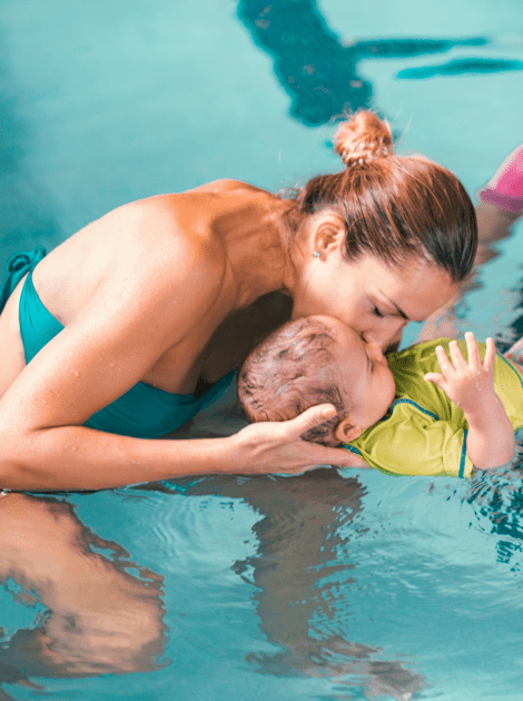 Un cours de bébés nageurs avec sa maman