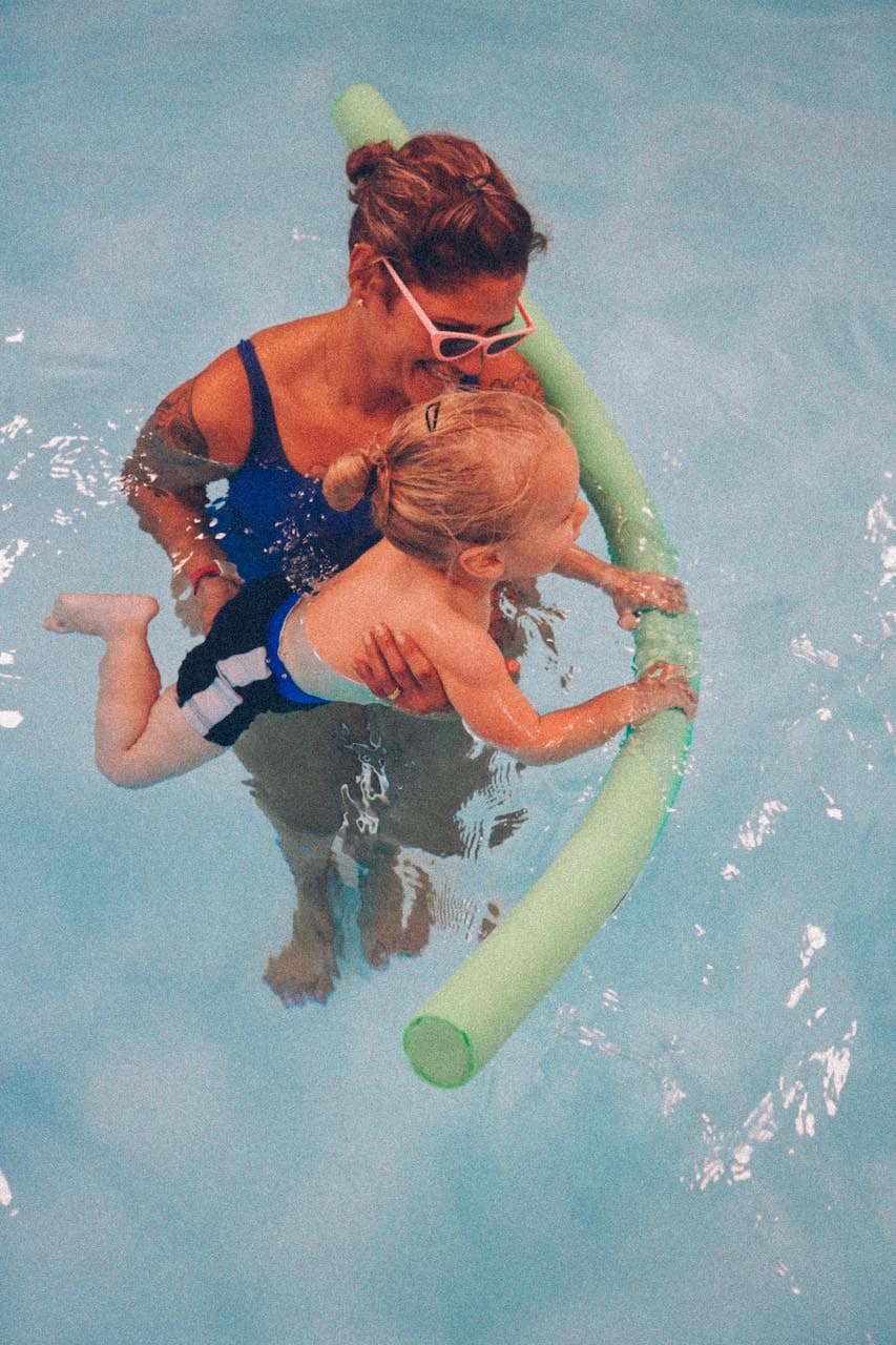Un cours de bébés nageurs avec sa maman