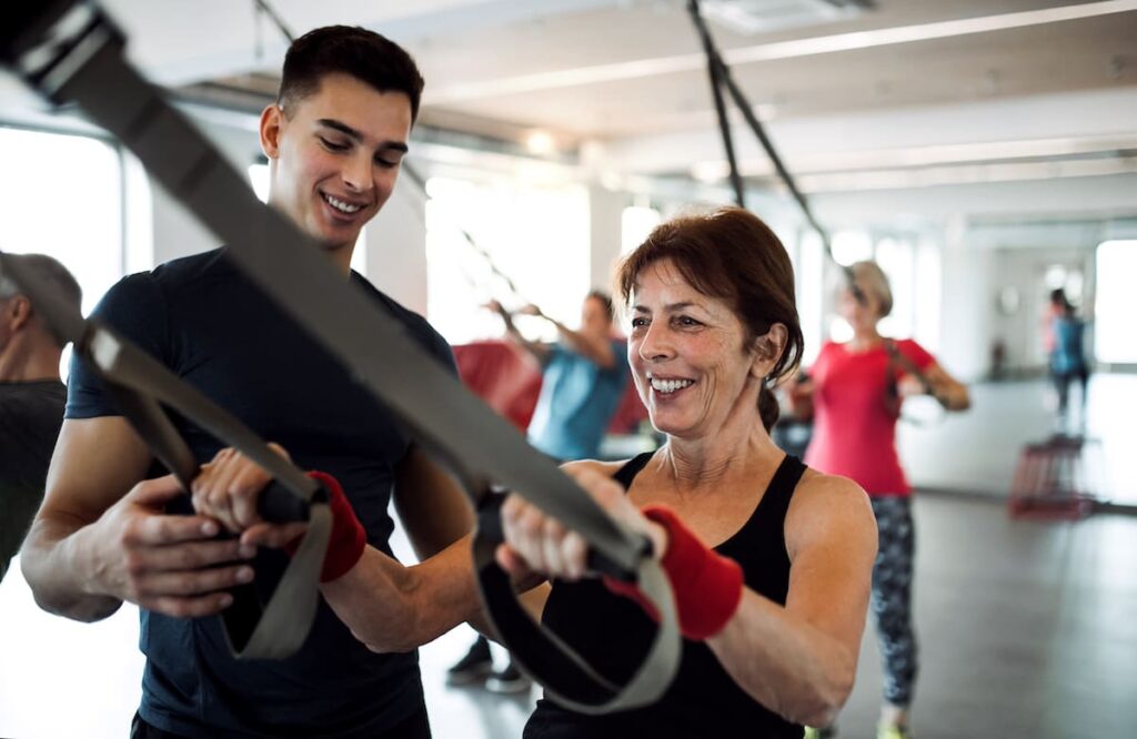 Femme dans un cours de TRX